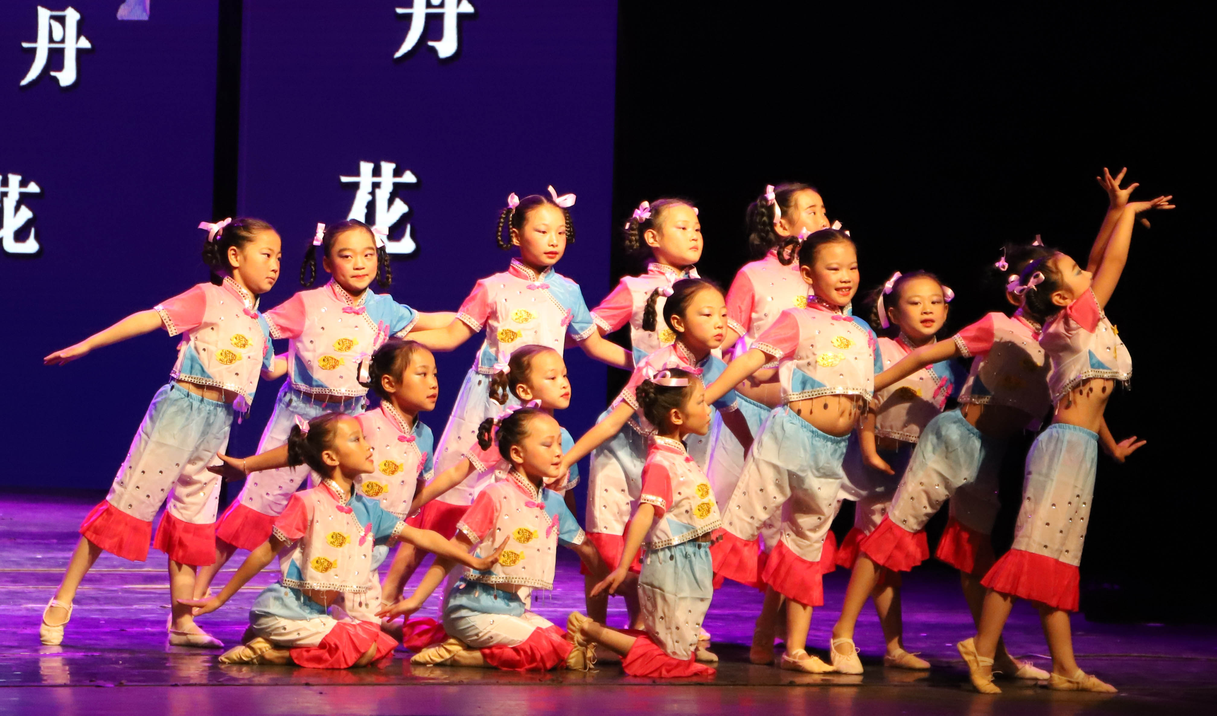 年轻舞蹈老师教小女孩跳舞照片摄影图片_ID:417173461-Veer图库